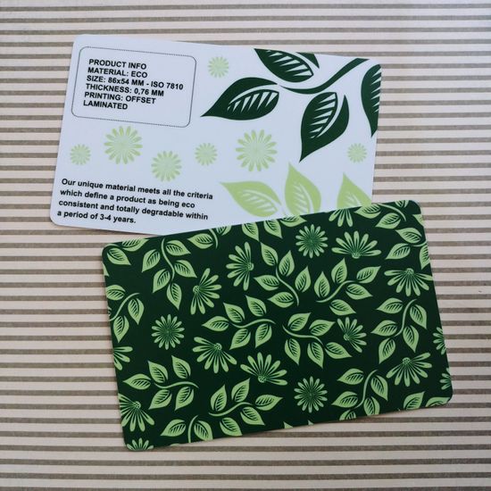 Umweltfreundliche Karten werden aus speziellem ökologischen Material hergestellt, das nach 3-4 Jahren vollständig abbaubar ist